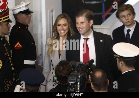 Washington, DC, USA. 20. Januar 2017. Eric Trump und Frau Lara Yunaska, hinten mit Barron Trumpf, besuchen die Einweihung Parade der Trump als 45. Präsident der Vereinigten Staaten vor dem weißen Haus am Freitag, 20. Januar 2017 in Washington, D.C. © 2017 Patrick T. Fallon Credit: Patrick Fallon/ZUMA Draht/Alamy Live News Stockfoto