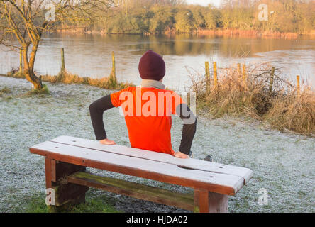 Reife männliche Jogger aufwärmen an einem frostigen Morgen.DE Stockfoto