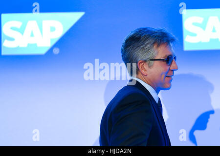 Walldorf, Deutschland. 24. Januar 2017. Der Vorstand Sprecher des Softwareunternehmens SAP, Bill McDermott (R), auf einer Konferenz in Walldorf, Deutschland, 24. Januar 2017. Das Unternehmen präsentiert seine jährlichen finanziellen Kennzahlen. Foto: Uwe Anspach/Dpa/Alamy Live News Stockfoto