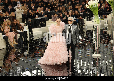 Paris, Frankreich. 24. Januar 2017. Ein Model trägt eine Kreation von deutschen französischen Designer Karl Lagerfeld als Teil der CHANEL Frühjahr/Sommer 2017 Sammlung präsentiert während der Haute Couture Fashionweek in Paris, 24. Januar 2017. Foto: Hendrik Ballhausen/Dpa/Alamy Live News Stockfoto