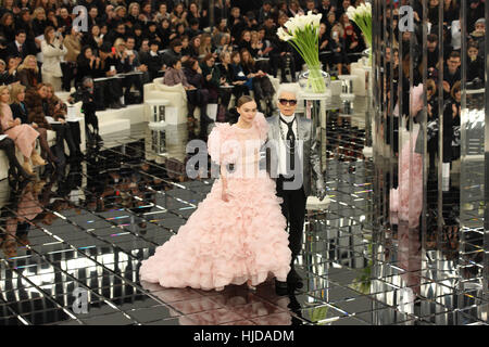 Paris, Frankreich. 24. Januar 2017. Ein Model trägt eine Kreation von deutschen französischen Designer Karl Lagerfeld als Teil der CHANEL Frühjahr/Sommer 2017 Sammlung präsentiert während der Haute Couture Fashionweek in Paris, 24. Januar 2017. Foto: Hendrik Ballhausen/Dpa/Alamy Live News Stockfoto