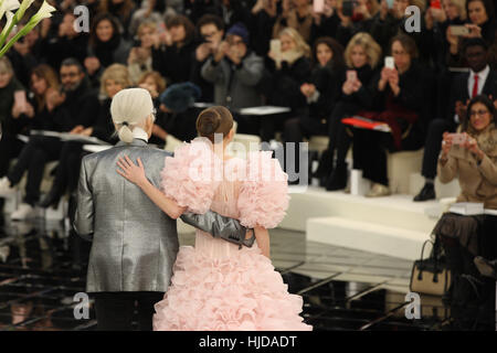 Paris, Frankreich. 24. Januar 2017. Ein Model trägt eine Kreation von deutschen französischen Designer Karl Lagerfeld als Teil der CHANEL Frühjahr/Sommer 2017 Sammlung präsentiert während der Haute Couture Fashionweek in Paris, 24. Januar 2017. Foto: Hendrik Ballhausen/Dpa/Alamy Live News Stockfoto