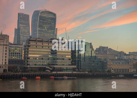 London, UK. 24. Januar 2017. Großbritannien Wetter. Trotz Nebel Prognosen erwacht Londoner bis zu einem frostigen und goldenen Sonnenaufgang. Malcolm Park © Redaktion/Alamy Live-Nachrichten. Stockfoto