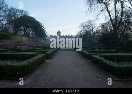 London, UK. 24. Januar 2017. Am frühen Morgennebel verweilt in den formalen Gärten in Holland Park, West London. Nebel wird voraussichtlich für die nächsten paar Tage laut Wettervorhersagen in Großbritannien weiter. Bildnachweis: Stephen Chung/Alamy Live-Nachrichten Stockfoto