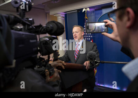 Washington, uns. 20. Januar 2017. White House Pressesprecher Sean Spicer macht eine Aussage im Weißen Haus in Washington, DC, 20. Januar 2017. Bildnachweis: Chris Kleponis/EPA - NO-Draht-SERVICE - Foto: Chris Kleponis/EPA/Pool/Consolidated/Dpa/Alamy Live News Stockfoto