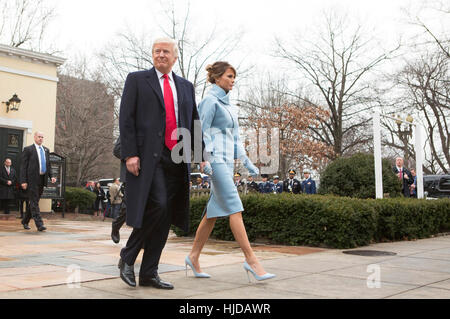 Washington, uns. 20. Januar 2017. Gewählter Präsident der Vereinigten Staaten Donald J. Trump und First Lady Elect Melania Trump Abfahrt St. Johanniskirche in Washington, DC, kurz bevor er als 45. Präsident der Vereinigten Staaten, 20. Januar 2017 eröffnet wird. Bildnachweis: Chris Kleponis/EPA - NO-Draht-SERVICE - Foto: Chris Kleponis/EPA/Pool/Consolidated/Dpa/Alamy Live News Stockfoto