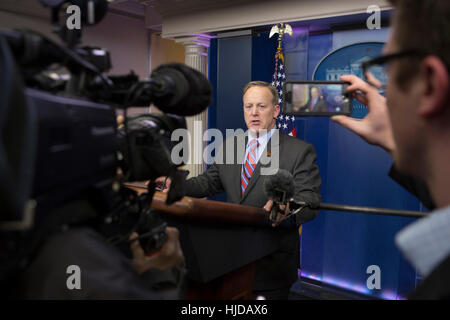 Washington, uns. 20. Januar 2017. White House Pressesprecher Sean Spicer macht eine Aussage im Weißen Haus in Washington, DC, 20. Januar 2017. Bildnachweis: Chris Kleponis/EPA - NO-Draht-SERVICE - Foto: Chris Kleponis/EPA/Pool/Consolidated/Dpa/Alamy Live News Stockfoto