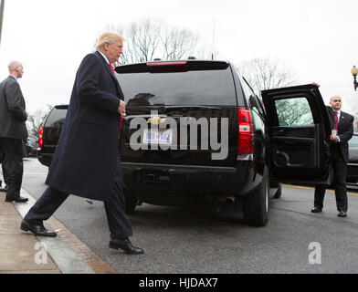 Washington, uns. 20. Januar 2017. Gewählter Präsident der Vereinigten Staaten Donald J. Trump fährt St. Johanniskirche in Washington, DC, kurz bevor er als 45. Präsident der Vereinigten Staaten, 20. Januar 2017 eröffnet wird. Bildnachweis: Chris Kleponis/EPA - NO-Draht-SERVICE - Foto: Chris Kleponis/EPA/Pool/Consolidated/Dpa/Alamy Live News Stockfoto