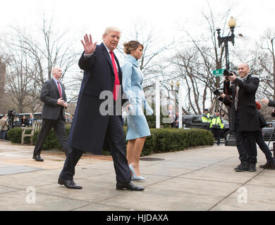 Washington, uns. 20. Januar 2017. Gewählter Präsident der Vereinigten Staaten Donald J. Trump und First Lady Elect Melania Trump Abfahrt St. Johanniskirche in Washington, DC, kurz bevor er als 45. Präsident der Vereinigten Staaten, 20. Januar 2017 eröffnet wird. Bildnachweis: Chris Kleponis/EPA - NO-Draht-SERVICE - Foto: Chris Kleponis/EPA/Pool/Consolidated/Dpa/Alamy Live News Stockfoto