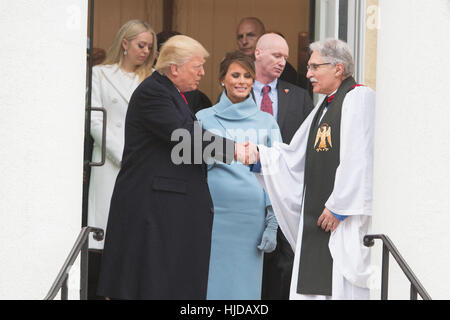 Washington, uns. 20. Januar 2017. Gewählter Präsident der Vereinigten Staaten Donald J. Trump und First Lady Elect Melania Trump Chat mit Pfr. Luis Leon während der Abfahrt St. Johanniskirche in Washington, DC, kurz bevor er als 45. Präsident der Vereinigten Staaten, 20. Januar 2017 eröffnet wird. Bildnachweis: Chris Kleponis/EPA - NO-Draht-SERVICE - Foto: Chris Kleponis/EPA/Pool/Consolidated/Dpa/Alamy Live News Stockfoto