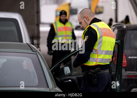 Kiefersfelden, Deutschland. 24. Januar 2017. Deutsche Polizisten Steuern Autos auf der Autobahn A93 Einreise nach Deutschland aus Österreich auf der deutschen Seite der Grenze in Kiefersfelden, Deutschland, 24. Januar 2017. Die Zahl der Flüchtlinge, die Einreise nach Deutschland über die österreichisch-deutschen Grenze sank dramatisch im Laufe des letzten Jahres. Foto: Sven Hoppe/Dpa/Alamy Live News Stockfoto