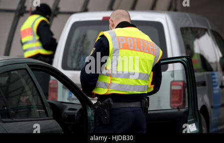 Kiefersfelden, Deutschland. 24. Januar 2017. Deutsche Polizisten Steuern Autos auf der Autobahn A93 Einreise nach Deutschland aus Österreich auf der deutschen Seite der Grenze in Kiefersfelden, Deutschland, 24. Januar 2017. Die Zahl der Flüchtlinge, die Einreise nach Deutschland über die österreichisch-deutschen Grenze sank dramatisch im Laufe des letzten Jahres. Foto: Sven Hoppe/Dpa/Alamy Live News Stockfoto