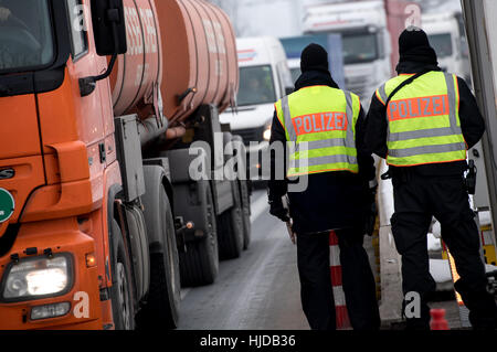 Kiefersfelden, Deutschland. 24. Januar 2017. Deutsche Polizisten Steuern Autos auf der Autobahn A93 Einreise nach Deutschland aus Österreich auf der deutschen Seite der Grenze in Kiefersfelden, Deutschland, 24. Januar 2017. Die Zahl der Flüchtlinge, die Einreise nach Deutschland über die österreichisch-deutschen Grenze sank dramatisch im Laufe des letzten Jahres. Foto: Sven Hoppe/Dpa/Alamy Live News Stockfoto