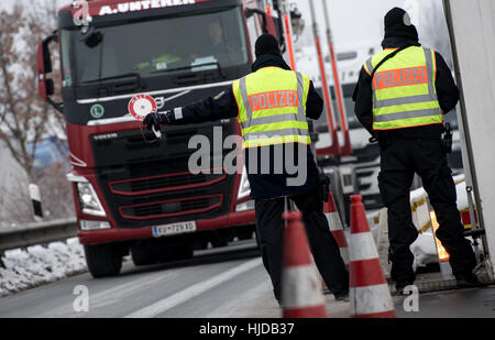 Kiefersfelden, Deutschland. 24. Januar 2017. Deutsche Polizisten Steuern Autos auf der Autobahn A93 Einreise nach Deutschland aus Österreich auf der deutschen Seite der Grenze in Kiefersfelden, Deutschland, 24. Januar 2017. Die Zahl der Flüchtlinge, die Einreise nach Deutschland über die österreichisch-deutschen Grenze sank dramatisch im Laufe des letzten Jahres. Foto: Sven Hoppe/Dpa/Alamy Live News Stockfoto