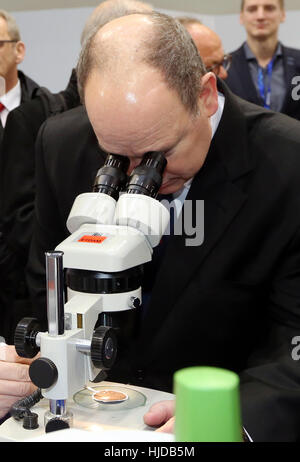 Düsseldorf, Deutschland. 24. Januar 2017. Prinz Albert II von Monaco besucht den Wassersport Messe "Boot" in Düsseldorf, 24. Januar 2017. Foto: Caroline Seidel/Dpa/Alamy Live News Stockfoto