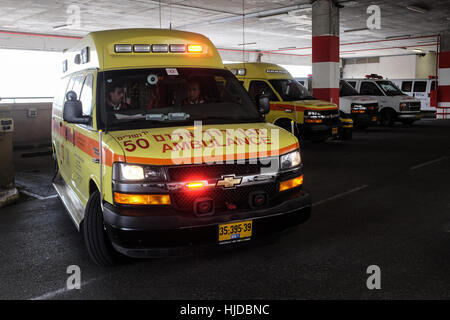 Jerusalem, Israel. 24. Januar 2017. Ein Advanced Life Support Ambulance wird zu einem medizinischen Notfall ausgelöst. MDA, Magen David Adom ist Israels nationale ärztlichen Notdienst und Hilfsorganisation Katastrophe. Gegründet 1930 und operative Rechtsvorschriften 1950, wurde MDA als Mitglied der Rotkreuz-Bewegung im Jahr 2006 angenommen. Bildnachweis: Nir Alon/Alamy Live-Nachrichten Stockfoto