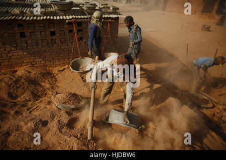 Lalitpur, Nepal. 24. Januar 2017. Arbeiter entladen Stein Boden in einer Ziegelei in Lalitpur, Nepal auf Dienstag, 24. Januar 2017. Nepalesischen und indischen saisonale Arbeiter kommen in der Wintersaison an Öfen arbeiten. Bildnachweis: Skanda Gautam/ZUMA Draht/Alamy Live-Nachrichten Stockfoto