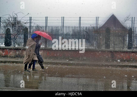 Srinagar, Kaschmir. 24. Januar 2017. Fußgänger gehen bei Schneefall in Srinagar, indischen Kaschmir verabreicht. Neuschnee in vielen Bereichen, vor allem in den höheren Reichweiten des Kaschmir, aufgenommen wurde hat führt zur Schließung von Jammu-Srinagar Bundesstraße, selbst als mehr Wetter nasse in den nächsten Tagen vorhergesagt. Bildnachweis: Saqib Majeed/Alamy Live-Nachrichten Stockfoto