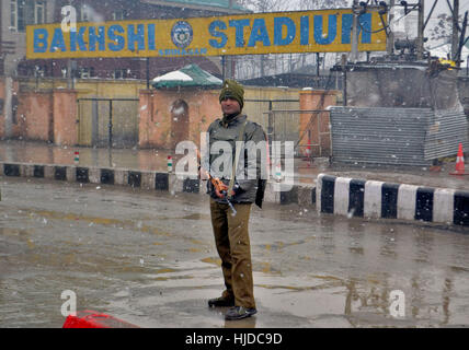 Srinagar, Kaschmir. 24. Januar 2017. Indische Polizisten bewachen inmitten Schneefall außerhalb der Bakshi-Stadion, wo die Behörden die Hauptfunktion am 26. Januar halten anlässlich Tag der indischen Republik in Srinagar, der Sommer, die Hauptstadt des indischen Kaschmir, Indien verabreicht. Bildnachweis: Saqib Majeed/Alamy Live-Nachrichten Stockfoto