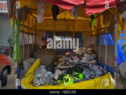 Srinagar, Kaschmir. 24. Januar 2017.  Bildnachweis: Saqib Majeed/Alamy Live-Nachrichten Stockfoto