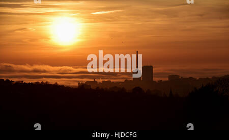 Brighton, Sussex, UK. 24. Januar 2017. Ein unheimlicher Nebel rollt Brighton Meer bei Sonnenuntergang nach einem Tag voller Sonnenschein auf den Süden von Großbritannien Credit: Simon Dack/Alamy Live News Stockfoto