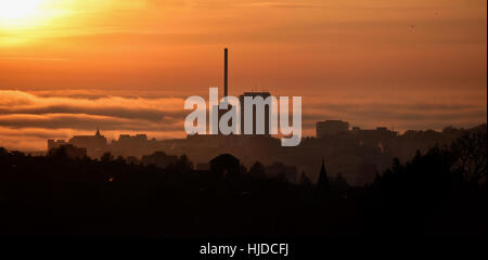 Brighton, Sussex, UK. 24. Januar 2017. Ein unheimlicher Nebel rollt Brighton Meer bei Sonnenuntergang nach einem Tag voller Sonnenschein auf den Süden von Großbritannien Credit: Simon Dack/Alamy Live News Stockfoto