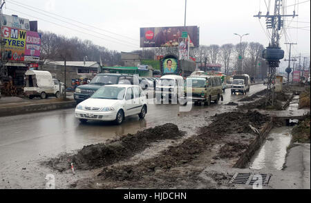 Pakistan. 24. Januar 2017. Pendler auf der Durchreise Straße während starker Regenguss Wintersaison in Mansehra Road am Karakorum Highway (KKH) in Abbottabad. Bildnachweis: Asianet-Pakistan/Alamy Live-Nachrichten Stockfoto