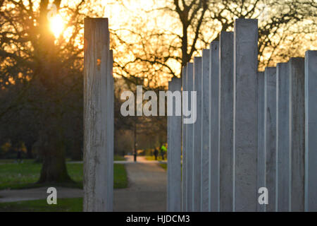 London, UK. 24. Januar 2017. Die Wintersonne geht über der 7 / Gedenkstätte im Hyde Park. Bildnachweis: Matthew Chattle/Alamy Live-Nachrichten Stockfoto