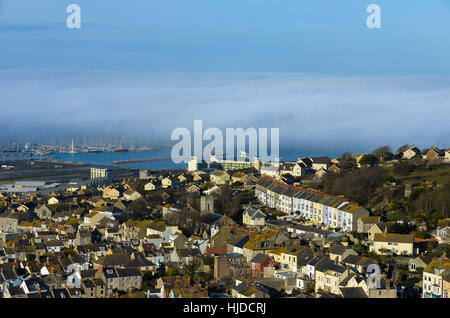 Dorset, UK. 24. Januar 2017. Großbritannien Wetter. Blick vom Portland Höhen auf der Isle of Portland in Dorset mit Blick auf eine große Bank von Nebel die Weymouth ganztägig abgedeckt. Bildnachweis: Graham Hunt/Alamy Live-Nachrichten. Stockfoto