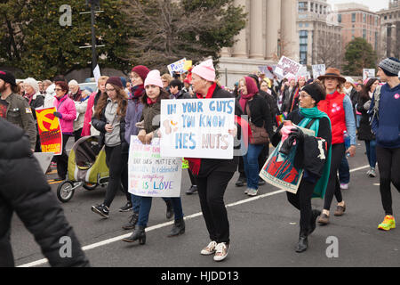 Washington, USA. 21. Januar 2017. Frauen Marsch auf Washington, DC: Frauen tragen Schilder protestierte Präsident Trump Positionen zur Frauen- und anderer Menschenrechte. Bildnachweis: Dasha Rosato/Alamy Live-Nachrichten Stockfoto