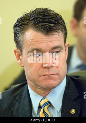 Washington, USA. 24. Januar 2017. Vereinigte Staaten Senator Todd Young (republikanischer Bundesstaat Indiana) erscheint uns Senate Committee on Small Business & Unternehmertum hören, wenn man bedenkt die Ernennung des Linda E. McMahon von der Small Business Administration (SBA) auf dem Capitol Hill in Washington, DC-Administrator sein. Bildnachweis: Ron Sachs/Consolidated News Fotos/Ron Sachs - CNP/Dpa/Alamy Live News Stockfoto