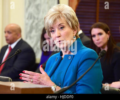 Washington, USA. 24. Januar 2017. Linda E. McMahon bezeugt, während die United States Senate Committee on Small Business & Unternehmertum Anhörung unter Berücksichtigung ihrer Nominierung der Small Business Administration (SBA) auf dem Capitol Hill in Washington, DC-Administrator sein. Bildnachweis: Ron Sachs/Consolidated News Fotos/Ron Sachs - CNP/Dpa/Alamy Live News Stockfoto