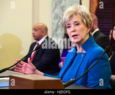 Washington, USA. 24. Januar 2017. Linda E. McMahon bezeugt, während die United States Senate Committee on Small Business & Unternehmertum Anhörung unter Berücksichtigung ihrer Nominierung der Small Business Administration (SBA) auf dem Capitol Hill in Washington, DC-Administrator sein. Bildnachweis: Ron Sachs/Consolidated News Fotos/Ron Sachs - CNP/Dpa/Alamy Live News Stockfoto