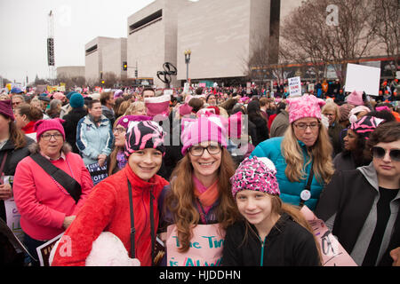 Washington, USA. 21. Januar 2017. Frauen Marsch auf Washington, DC: Audrey Glynn von Arlington, VA mit ihren Töchtern Alessandra (13) und Vivien (11) schlossen sich Independence Avenue Rallye Lautsprecher anhören zu protestieren, Präsident Trump Positionen zur Frauen- und anderer Menschenrechte. Bildnachweis: Dasha Rosato/Alamy Live-Nachrichten Stockfoto