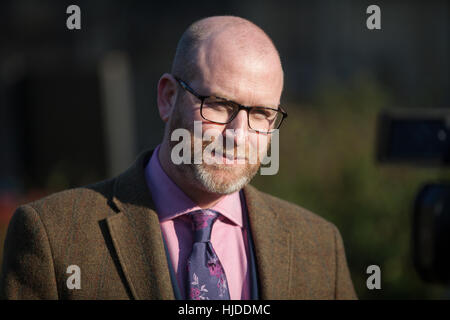 London, UK. 24. Januar 2017. Paul Nuttall, Leiter der UK Independence Party (UKIP), diskutiert Art. 50-Urteil des Obersten Gerichtshofs außerhalb des Parlaments. Bildnachweis: Mark Kerrison/Alamy Live-Nachrichten Stockfoto