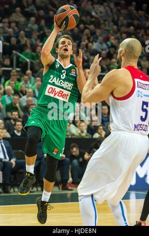 Kaunas, Litauen. 24. Januar 2017. Kevin Pangos (L) von Zalgiris Kaunas aus Litauen gilt für den Korb in 19 Vorrundenspiel am regulären Saison von 2016-2017 EuroCup gegen ZSKA Moskau aus Russland in Kaunas, Litauen. Bildnachweis: Alfredas Pliadis/Xinhua/Alamy Live-Nachrichten Stockfoto