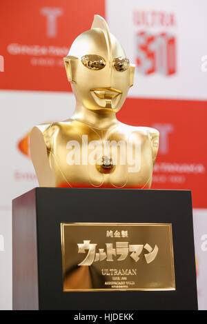 Tokio, Japan. 25. Januar 2017. Eine reine gold Gedenkmünzen Büste des japanischen Superhelden Ultraman auf dem Display auf der Ginza Tanaka-Schmuck-Shop in Tokio, Japan. Es hat einen Wert von 110.000.000 JPY (ca. 1.000.000 USD). Das Geschäft verkauft auch eine Reihe von 24 k gold Münzen und eine Gedächtnisplatte bis zum 31. Januar. Der japanische TV-Serie wurde zuerst im Jahre 1966 ausgestrahlt. Bildnachweis: Rodrigo Reyes Marin / Stockfoto