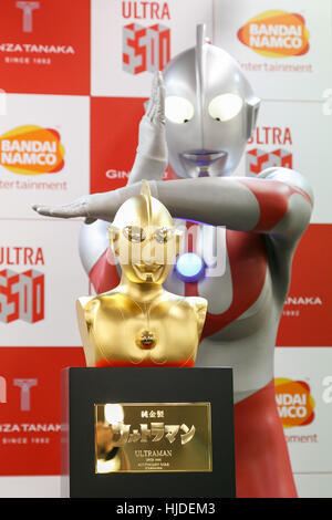 Tokio, Japan. 25. Januar 2017. Japanischen Superhelden stellt Ultraman mit seiner reinen gold Gedenkmünzen Büste in der Ginza Tanaka Juweliergeschäft in Tokio, Japan. Es hat einen Wert von 110.000.000 JPY (ca. 1.000.000 USD). Das Geschäft verkauft auch eine Reihe von 24 k gold Münzen und eine Gedächtnisplatte bis zum 31. Januar. Der japanische TV-Serie wurde zuerst im Jahre 1966 ausgestrahlt. Bildnachweis: Rodrigo Reyes Marin / A Stockfoto