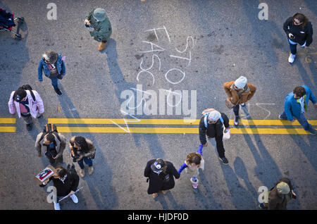 Los Angeles, CA, USA. 21. Januar 2017. Demonstranten marschierten North Hill St pass Graffiti, die '' Stop Rassismus '' sagt Samstagmorgen Marsch der Frauen in der Innenstadt von Los Angeles. Frauen März LA feiern Menschenrechte und Vielfalt des Tages nach US Präsident Donald Trump Einweihung am Samstag, 21. Januar 2017 in Los Angeles, CA. Frauen Marken fanden über United States.2500076 .2500076 la-mir-Womens-März Credit: Stuart Palley/ZUMA Draht/Alamy Live News Stockfoto