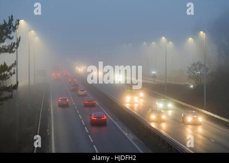 A14 Road, Cambridge, UK. 25. Januar 2017. Großbritannien Wetter. Autofahrer Gesicht gefährliche Fahrbedingungen in eiskalten Nebel am Morgen pendeln auf der viel befahrenen Autobahn A14 Stamm Straße in Cambridge. Der Nebel bedeckt viel von EastAnglia und Mittelengland heute Morgen bei Temperaturen um den Gefrierpunkt. Bildnachweis: Julian Eales/Alamy Live-Nachrichten Stockfoto