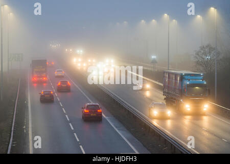 A14 Road, Cambridge, UK. 25. Januar 2017. Großbritannien Wetter. Autofahrer Gesicht gefährliche Fahrbedingungen in eiskalten Nebel am Morgen pendeln auf der viel befahrenen Autobahn A14 Stamm Straße in Cambridge. Der Nebel bedeckt viel von EastAnglia und Mittelengland heute Morgen bei Temperaturen um den Gefrierpunkt. Bildnachweis: Julian Eales/Alamy Live-Nachrichten Stockfoto