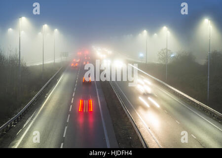 A14 Road, Cambridge, UK. 25. Januar 2017. Großbritannien Wetter. Autofahrer Gesicht gefährliche Fahrbedingungen in eiskalten Nebel am Morgen pendeln auf der viel befahrenen Autobahn A14 Stamm Straße in Cambridge. Der Nebel bedeckt viel von EastAnglia und Mittelengland heute Morgen bei Temperaturen um den Gefrierpunkt. Bildnachweis: Julian Eales/Alamy Live-Nachrichten Stockfoto