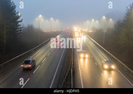 A14 Road, Cambridge, UK. 25. Januar 2017. Großbritannien Wetter. Autofahrer Gesicht gefährliche Fahrbedingungen in eiskalten Nebel am Morgen pendeln auf der viel befahrenen Autobahn A14 Stamm Straße in Cambridge. Der Nebel bedeckt viel von EastAnglia und Mittelengland heute Morgen bei Temperaturen um den Gefrierpunkt. Bildnachweis: Julian Eales/Alamy Live-Nachrichten Stockfoto