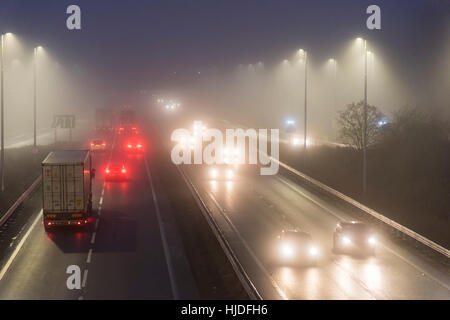 A14 Road, Cambridge, UK. 25. Januar 2017. Großbritannien Wetter. Autofahrer Gesicht gefährliche Fahrbedingungen in eiskalten Nebel am Morgen pendeln auf der viel befahrenen Autobahn A14 Stamm Straße in Cambridge. Der Nebel bedeckt viel von EastAnglia und Mittelengland heute Morgen bei Temperaturen um den Gefrierpunkt. Bildnachweis: Julian Eales/Alamy Live-Nachrichten Stockfoto