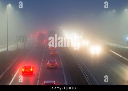 A14 Road, Cambridge, UK. 25. Januar 2017. Großbritannien Wetter. Autofahrer Gesicht gefährliche Fahrbedingungen in eiskalten Nebel am Morgen pendeln auf der viel befahrenen Autobahn A14 Stamm Straße in Cambridge. Der Nebel bedeckt viel von EastAnglia und Mittelengland heute Morgen bei Temperaturen um den Gefrierpunkt. Bildnachweis: Julian Eales/Alamy Live-Nachrichten Stockfoto