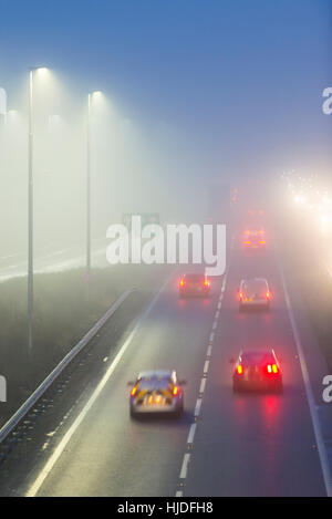 A14 Road, Cambridge, UK. 25. Januar 2017. Großbritannien Wetter. Autofahrer Gesicht gefährliche Fahrbedingungen in eiskalten Nebel am Morgen pendeln auf der viel befahrenen Autobahn A14 Stamm Straße in Cambridge. Der Nebel bedeckt viel von EastAnglia und Mittelengland heute Morgen bei Temperaturen um den Gefrierpunkt. Bildnachweis: Julian Eales/Alamy Live-Nachrichten Stockfoto