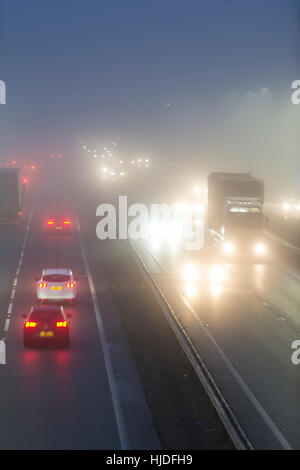 A14 Road, Cambridge, UK. 25. Januar 2017. Großbritannien Wetter. Autofahrer Gesicht gefährliche Fahrbedingungen in eiskalten Nebel am Morgen pendeln auf der viel befahrenen Autobahn A14 Stamm Straße in Cambridge. Der Nebel bedeckt viel von EastAnglia und Mittelengland heute Morgen bei Temperaturen um den Gefrierpunkt. Bildnachweis: Julian Eales/Alamy Live-Nachrichten Stockfoto