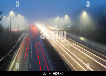 A14 Road, Cambridge, UK. 25. Januar 2017. Großbritannien Wetter. Autofahrer Gesicht gefährliche Fahrbedingungen in eiskalten Nebel am Morgen pendeln auf der viel befahrenen Autobahn A14 Stamm Straße in Cambridge. Der Nebel bedeckt viel von EastAnglia und Mittelengland heute Morgen bei Temperaturen um den Gefrierpunkt. Bildnachweis: Julian Eales/Alamy Live-Nachrichten Stockfoto