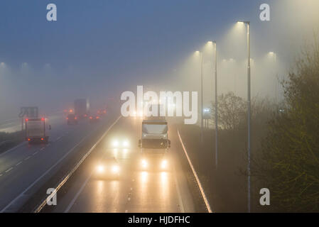 A14 Road, Cambridge, UK. 25. Januar 2017. Großbritannien Wetter. Autofahrer Gesicht gefährliche Fahrbedingungen in eiskalten Nebel am Morgen pendeln auf der viel befahrenen Autobahn A14 Stamm Straße in Cambridge. Der Nebel bedeckt viel von EastAnglia und Mittelengland heute Morgen bei Temperaturen um den Gefrierpunkt. Bildnachweis: Julian Eales/Alamy Live-Nachrichten Stockfoto