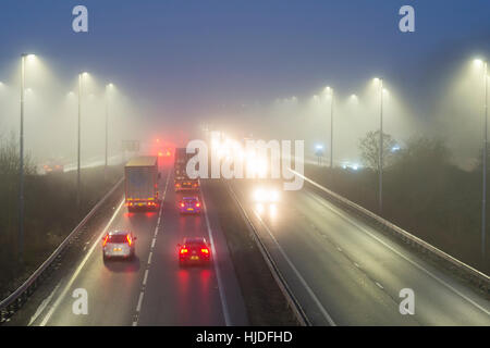 A14 Road, Cambridge, UK. 25. Januar 2017. Großbritannien Wetter. Autofahrer Gesicht gefährliche Fahrbedingungen in eiskalten Nebel am Morgen pendeln auf der viel befahrenen Autobahn A14 Stamm Straße in Cambridge. Der Nebel bedeckt viel von EastAnglia und Mittelengland heute Morgen bei Temperaturen um den Gefrierpunkt. Bildnachweis: Julian Eales/Alamy Live-Nachrichten Stockfoto